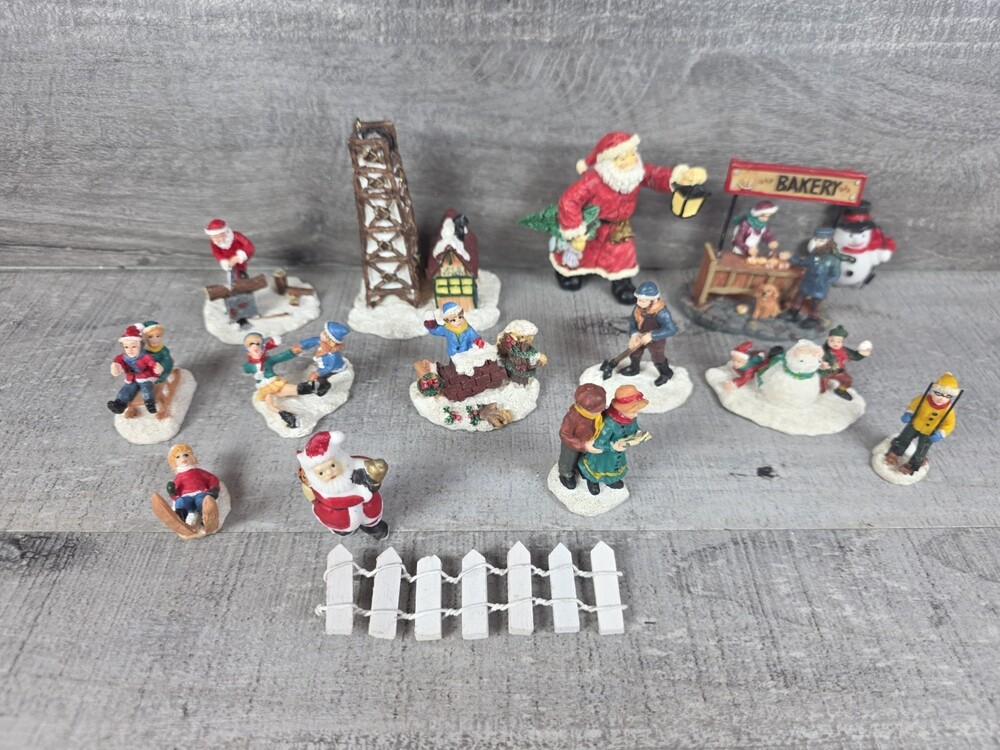 Christmas Village Figurines Accessories Decor 1-2" Mixed Lot of 15 Pieces 25e1